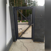 Автоматические откатные ворота с отдельно стоящей калиткой