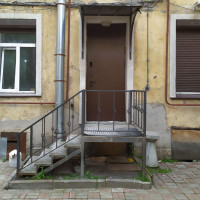 Входная стальная дверь с козырьком