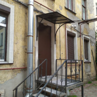 Входная стальная дверь с козырьком